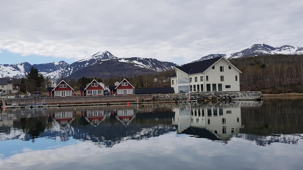 Senja Fjordhotell And Apartments Stonglandseidet Exterior photo